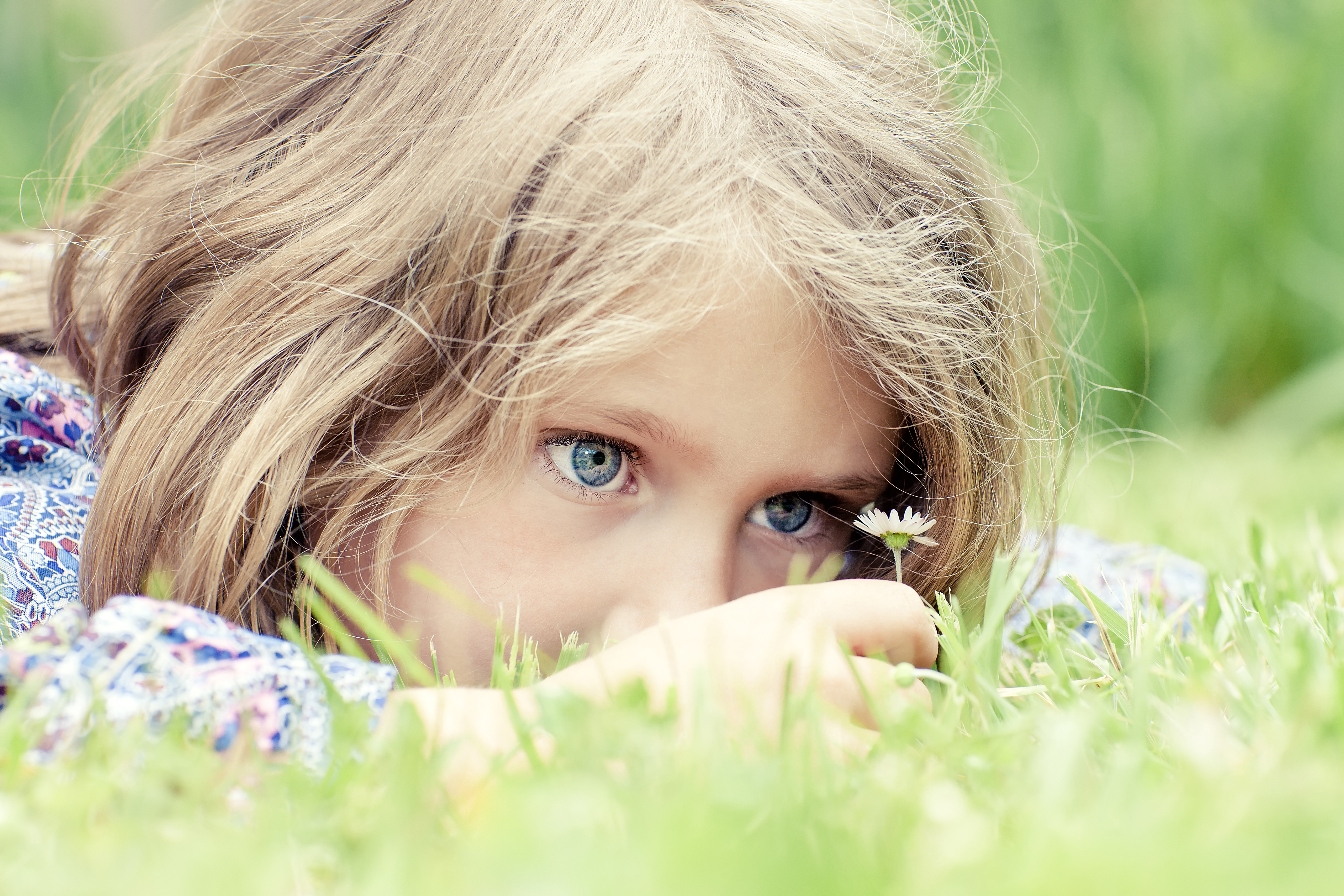 Глаза полные счастья. Дети и природа. Девочка на природе. Голубоглазая девочка. Маленькая девочка с зелеными глазами.