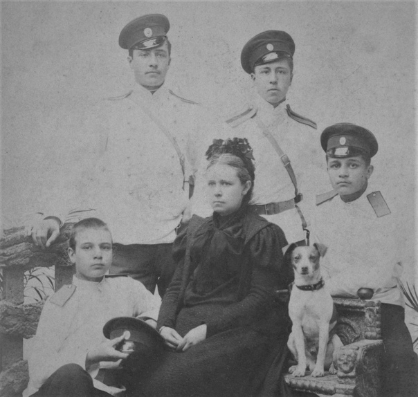 Вера Панаева и ее четыре ее сына Борис, Гурий, Лев и Платон, 1900-е