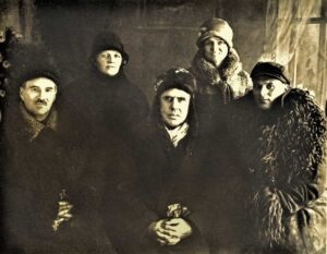Драйзер со спутниками в Сталине (Донбасс). 19 декабря 1927 года. Слева направо: районный агроном Летьен, врач София Давидовская, Драйзер, секретарь писателя Рут Кеннел, местный сопровождающий