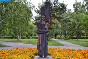 Памятник Ф.М.Достоевскому "Крест Несущий"