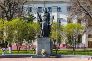 Памятник Кириллу Туровскому в Гомеле.